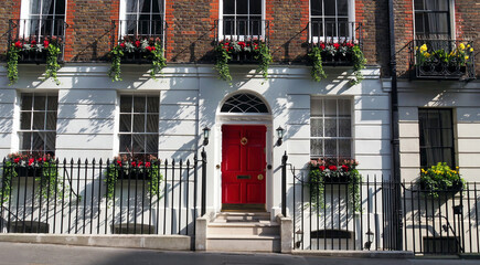 la porta rossa di una casa in una via di Londra