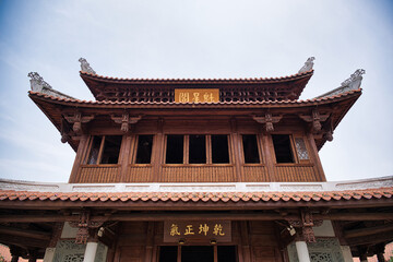 Obraz premium A Traditional Chinese Building with Ancient Charm and Architectural Beauty