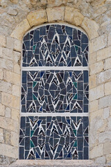 Vitrail moderne de l'église Sainte-Foy de Mirmande dans la Drôme