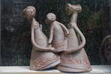 Sculpture prise à travers une vitre