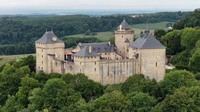 La ch&acirc;teau de Malbrouck, sur les hauteurs du village de Manderen, en Moselle, r&eacute;gion Lorraine.