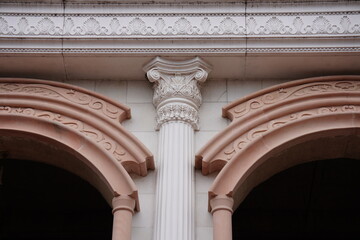 Fototapeta premium Corinthian Column with Fluted Shaft and Ornate Entablature on Classical Building