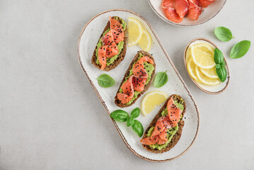 Open sandwiches with salted salmon and guacamole