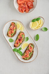 Open sandwiches with salted salmon and guacamole