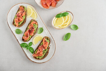 Open sandwiches with salted salmon and guacamole