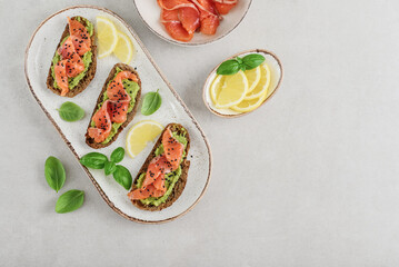 Open sandwiches with salted salmon and guacamole