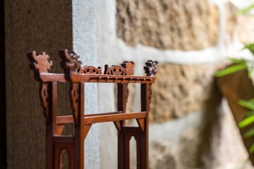 Obraz premium The Serene Beauty of an Antique Wooden Rack Against a Stone Wall