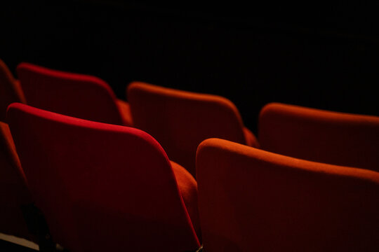 fauteuils de th&eacute;&acirc;tre rouges