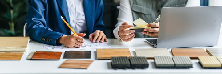 Specialist discussing laminate wood materials for decoration