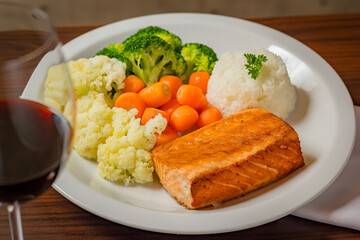 Grilled salmon with vegetables