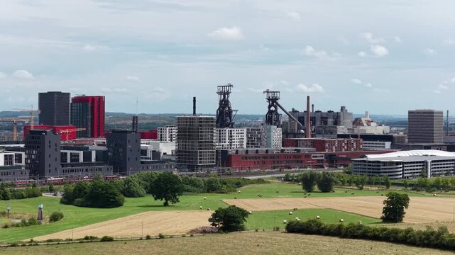 Le quartier d'Esch Belval au Luxembourg, un quartier d'affaires, un centre commercial et une universit&eacute; construits autour des anciens hauts fourneaux de la sid&eacute;rurgie.
