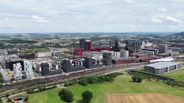Le quartier d'Esch Belval au Luxembourg, un quartier d'affaires, un centre commercial et une universit&eacute; construits autour des anciens hauts fourneaux de la sid&eacute;rurgie.