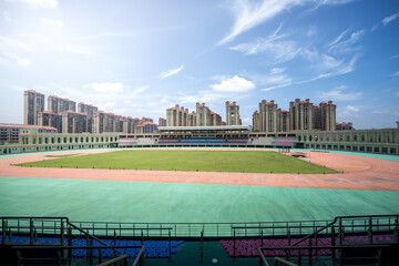 Obraz premium A Modern Stadium with Lush Green Field and Surrounding Urban Landscape