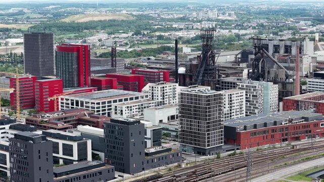 Le quartier d'Esch Belval au Luxembourg, un quartier d'affaires, un centre commercial et une universit&eacute; construits autour des anciens hauts fourneaux de la sid&eacute;rurgie.