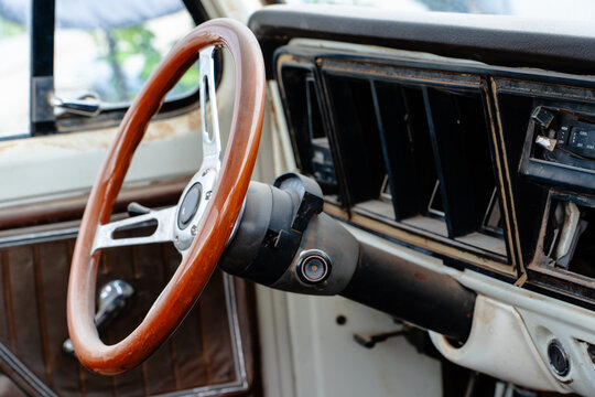 Classic Ford XLT in Rust and White