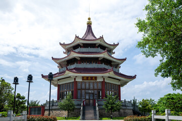 Fototapeta premium A Traditional Chinese Pagoda with Ancient Charm and Architectural Beauty