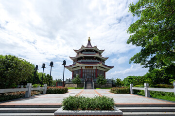 Obraz premium A Traditional Chinese Pavilion with Ancient Charm and Serene Surroundings