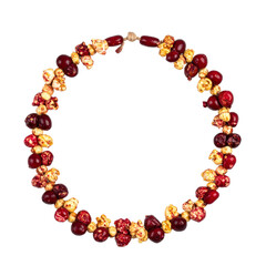 Obraz premium Festive garland made from cranberries and popcorn, arranged in a circular shape for decoration.