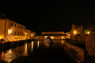 Atmosfera Notturna tra Acqua e Pietra a Bagno Vignoni.