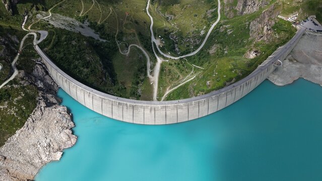 Vue a&eacute;rienne du Barrage du lac de  Moiry dans les Alpes Sauvages Suisse
