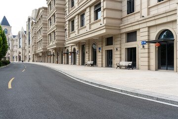 Naklejka premium empty road with traditional buildings