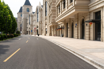Obraz premium empty road with traditional buildings