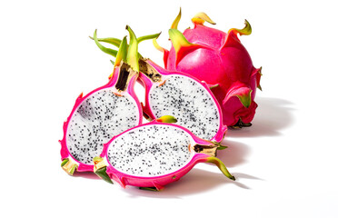Dragon fruit, Pitaya aperto su sfondo bianco