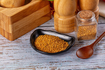 Raw dry aroma flavour mustard seeds