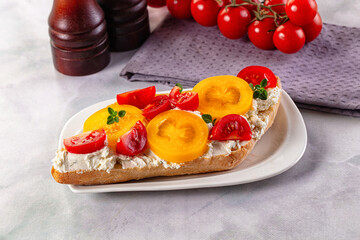Bread with cream cheese and tomato