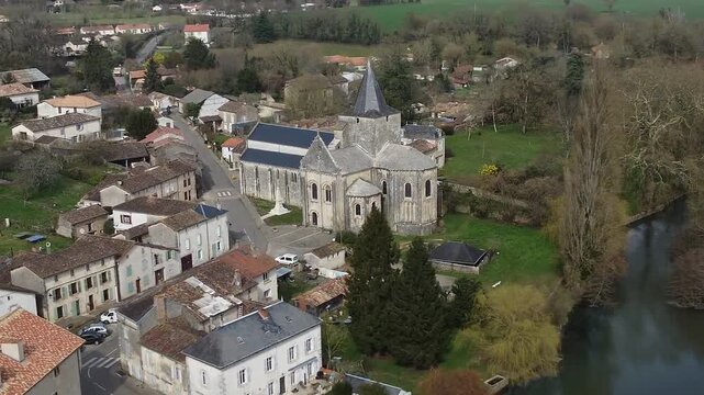 Vid&eacute;o a&eacute;rienne de l'&eacute;glise Saint-Jean-Baptiste de Jazeneuil (Vienne).