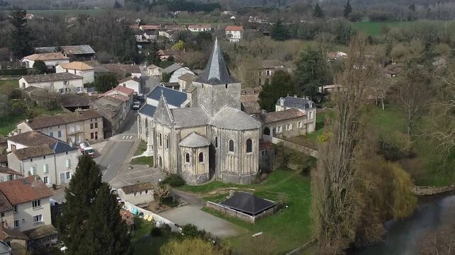 Vid&eacute;o a&eacute;rienne de l'&eacute;glise Saint-Jean-Baptiste de Jazeneuil (Vienne).