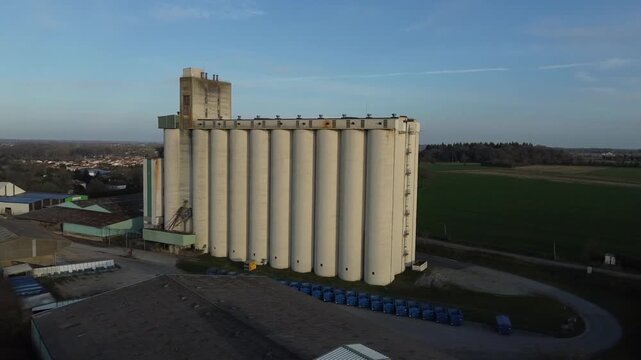 Silo agricole utilis&eacute; pour stocker les c&eacute;r&eacute;ales en attendant leur commercialisation.