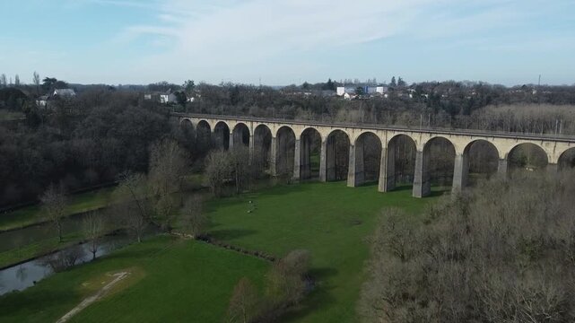 Vue a&eacute;rienne d'un viaduc situ&eacute; dans la Vienne &agrave; Lusignan. L'ouvrage traverse la vall&eacute;e et est utilis&eacute; pour le transport ferroviaire.