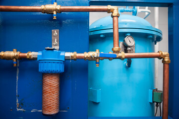 Ship's water supply system with copper pipes and a hydrophore.