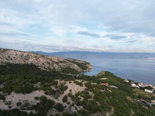 Baska - Chorwacja - wakacyjny kurort na wyspie Krk - zdjęcia z drona w wysokiej jakości