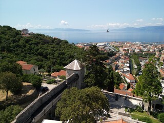 Rijeka - Chorwacja - widok na portowe miasto i zamek na szczycie góry - zdjęcia z drona wysoka jakość © Konrad