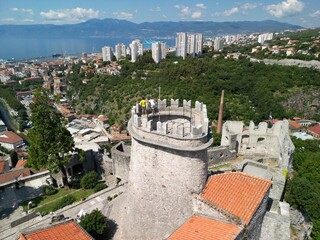 Rijeka - Chorwacja - widok na portowe miasto i zamek na szczycie góry - zdjęcia z drona wysoka jakość © Konrad