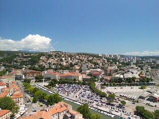 Rijeka - Chorwacja - widok na portowe miasto i zamek na szczycie góry - zdjęcia z drona wysoka jakość © Konrad