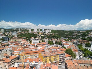 Rijeka - Chorwacja - widok na portowe miasto i zamek na szczycie góry - zdjęcia z drona wysoka jakość © Konrad