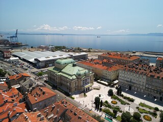 Rijeka - Chorwacja - widok na portowe miasto i zamek na szczycie góry - zdjęcia z drona wysoka jakość © Konrad