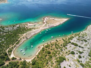 Most Krk - Chorwacja - okolice mostu nagrane dronem. Piękne plaże i widoki na okoliczne góry i wyspy. Zdjęcia z drona © Konrad