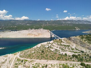 Most Krk - Chorwacja - okolice mostu nagrane dronem. Piękne plaże i widoki na okoliczne góry i wyspy. Zdjęcia z drona © Konrad