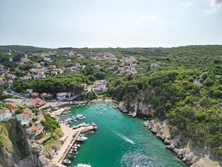 Vrbnik - wyspa Krk - Chorwacja - pięknie położone miasteczko słynące z wąskich uliczek i pysznego wina © Konrad