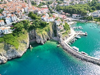 Vrbnik - wyspa Krk - Chorwacja - pięknie położone miasteczko słynące z wąskich uliczek i pysznego wina © Konrad