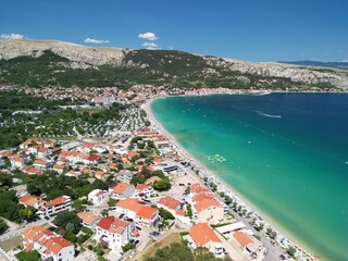 Baska - wyspa Krk - Chorwacja - wakacyjny kurort na wyspie Krk - zdjęcia z drona w wysokiej jakości w piękny letni dzień © Konrad