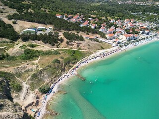 Baska - wyspa Krk - Chorwacja - wakacyjny kurort na wyspie Krk - zdjęcia z drona w wysokiej jakości w piękny letni dzień © Konrad