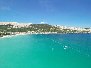 Baska - wyspa Krk - Chorwacja - wakacyjny kurort na wyspie Krk - zdjęcia z drona w wysokiej jakości w piękny letni dzień © Konrad