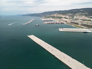 Triest - Włochy - miasto na południu Włoch. Zdjęcia z drona. Zabytki, pałace, zamki w wysokiej jakości. © Konrad
