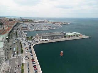 Triest - Włochy - miasto na południu Włoch. Zdjęcia z drona. Zabytki, pałace, zamki w wysokiej jakości. © Konrad