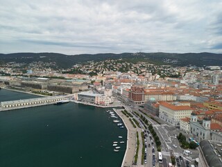 Triest - Włochy - miasto na południu Włoch. Zdjęcia z drona. Zabytki, pałace, zamki w wysokiej jakości. © Konrad